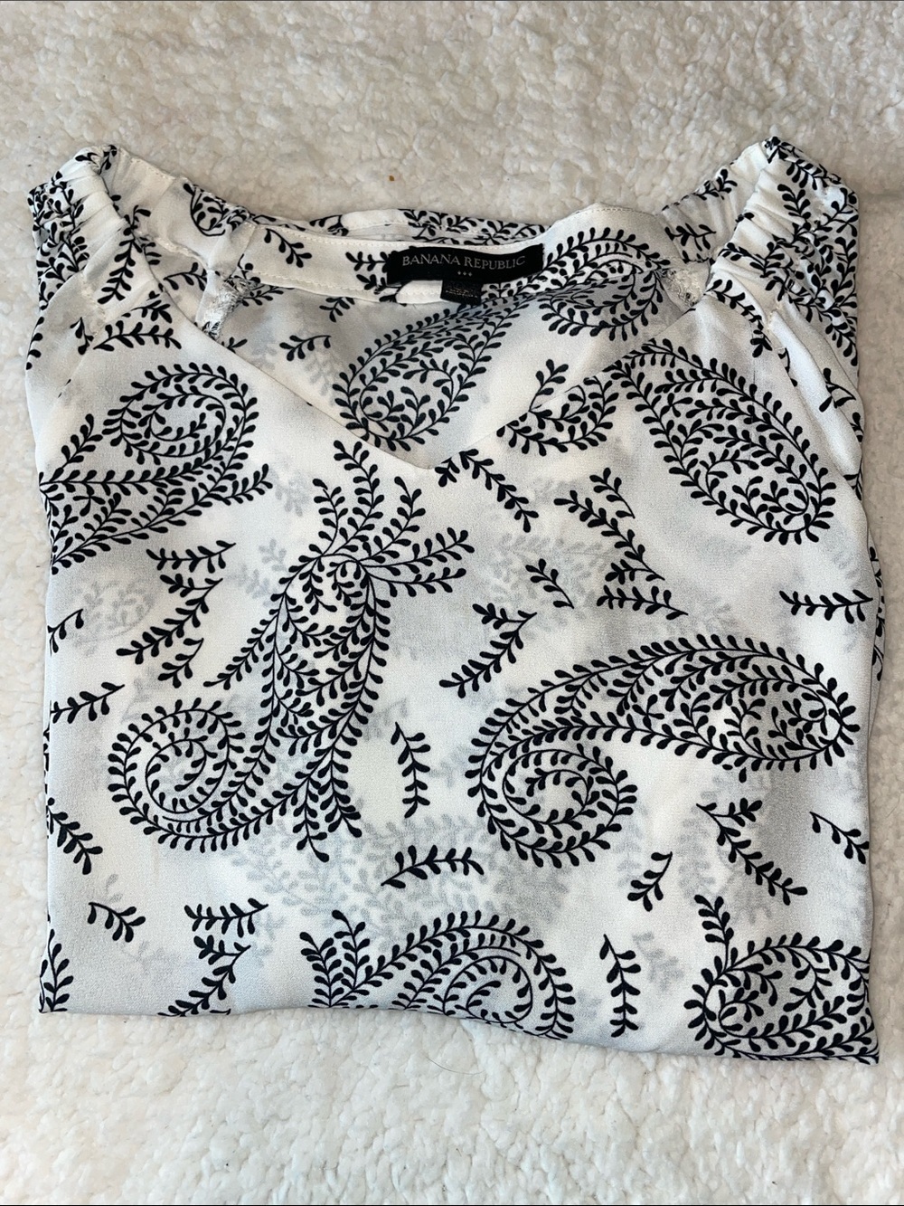 Banana Republic White Top with Black Paisley Motif. Long Sleeve. V-Neck. Size XS